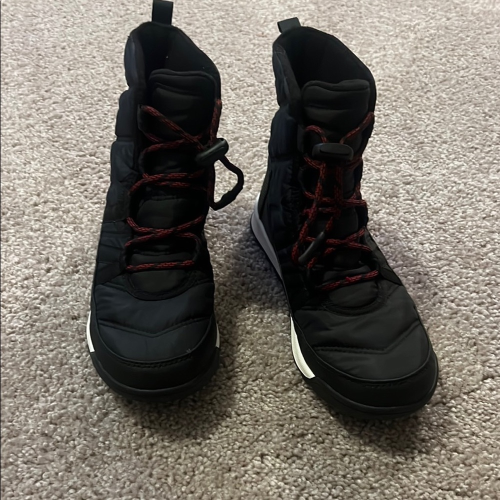 Sorel waterproof boots girls size 5. Only worn once!!